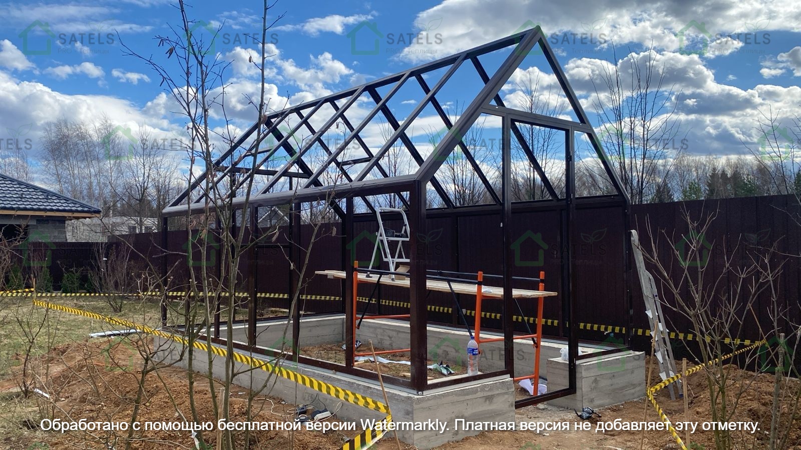 Стеклянная теплица с высоким цоколем — реальный объект