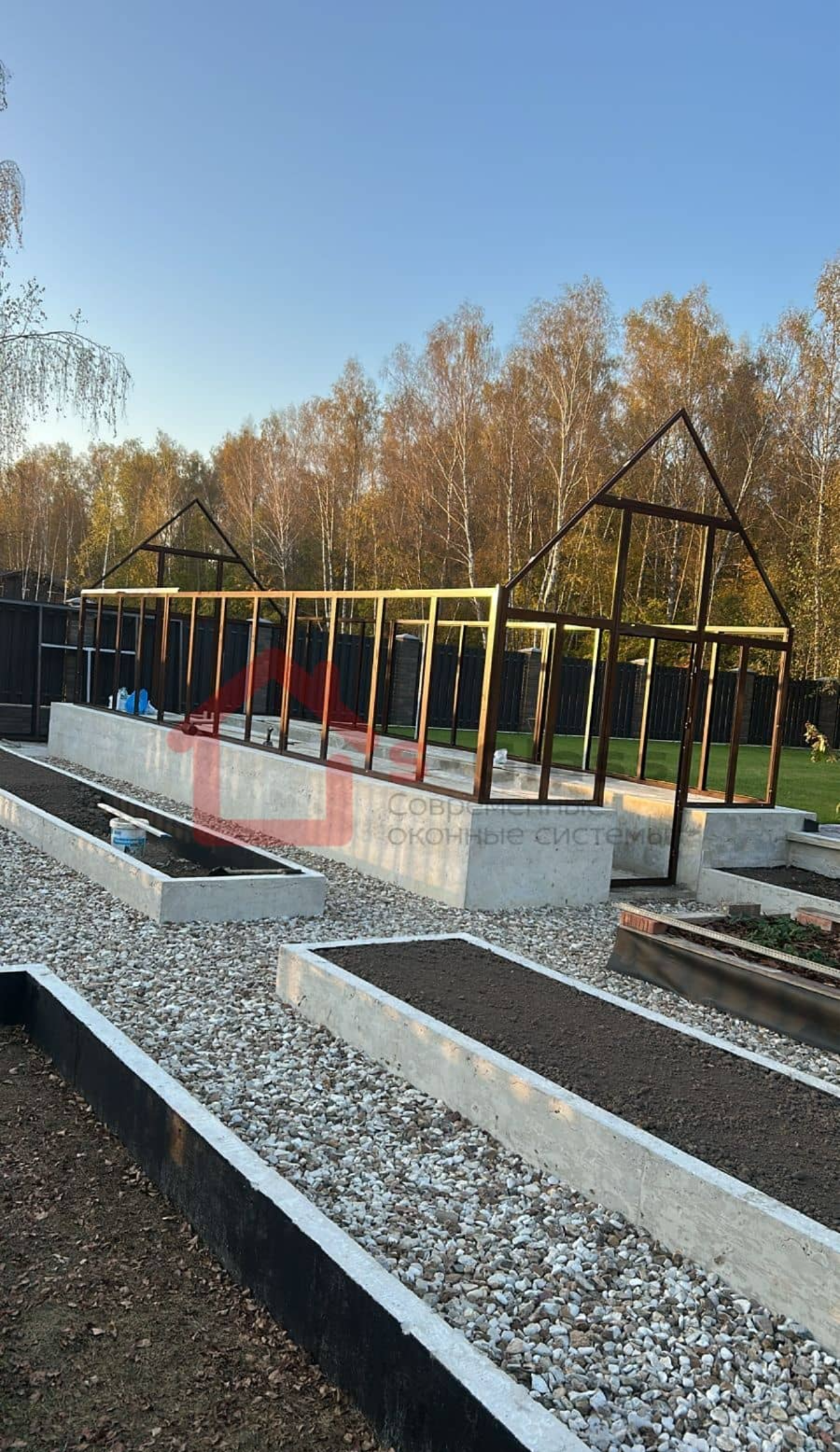 Когда нужно устанавливать стеклянную теплицу на участке