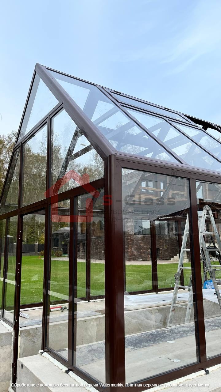 Монтаж стеклянной теплицы в английском стиле на бетонном цоколе — проект S-Glass в Подмосковье