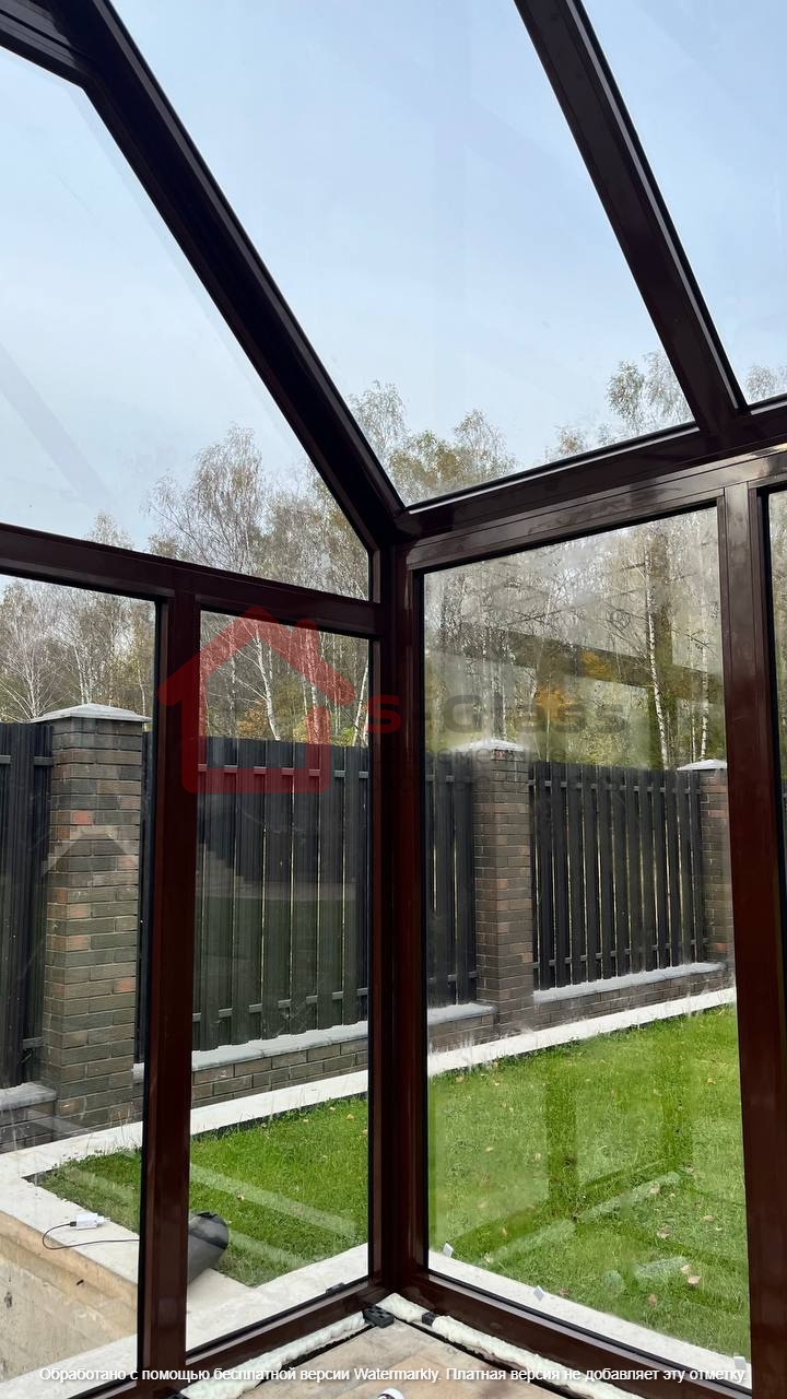 Английская стеклянная теплица премиум-класса с высоким фундаментом — остекление от S-Glass, строительство в Подмосковье