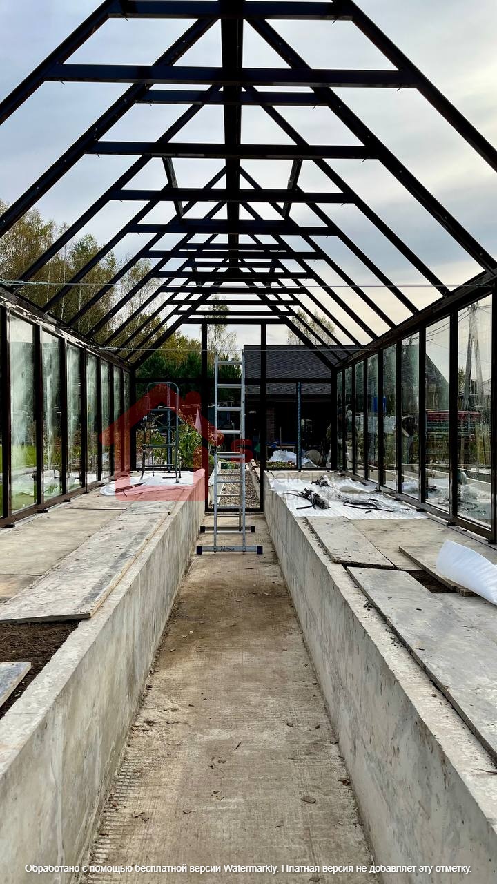 Стеклянная теплица в английском стиле с высоким цокольным фундаментом на этапе сборки — строительство теплиц под ключ от производителя S-Glass