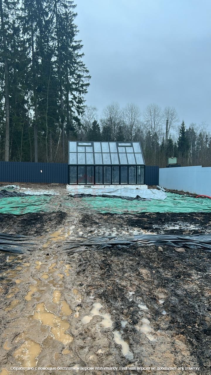 Монтаж стеклянной теплицы на участке