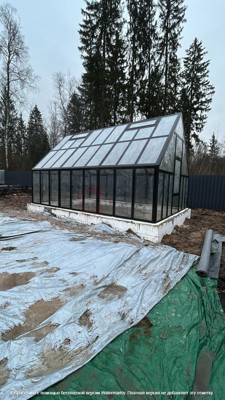 Монтаж дверей в стеклянную теплицу