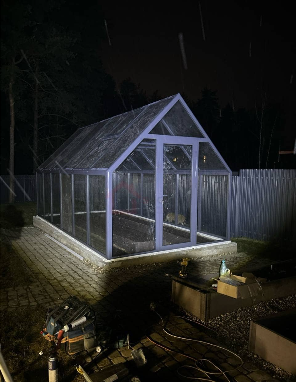 Аллейные грядки внутри теплицы