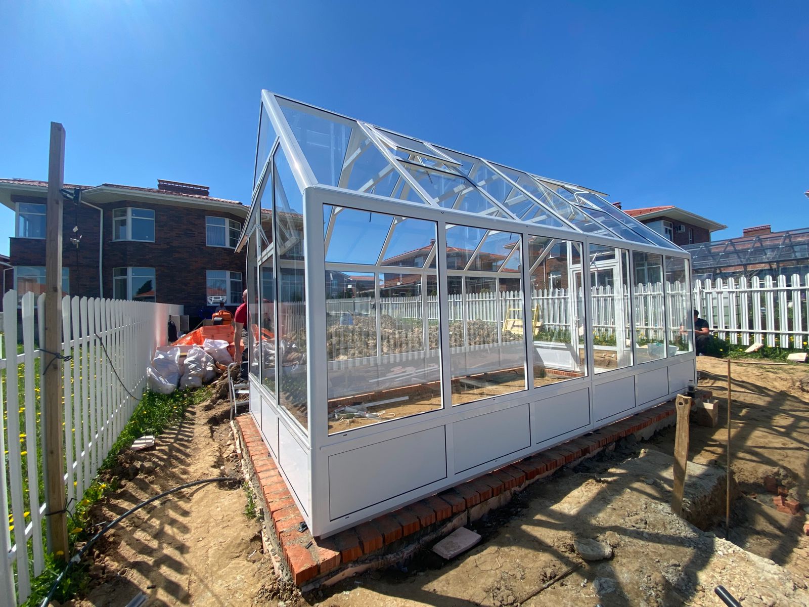 Витринная стеклянная оранжерея возле дома