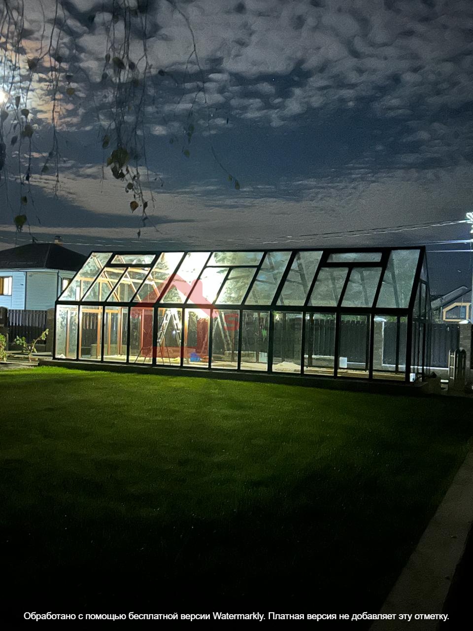 Стеклянная теплица на бетонном цоколе