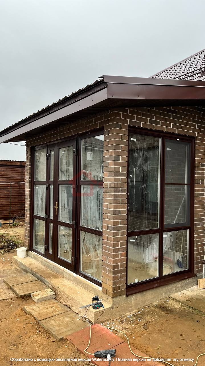 Комфортная терраса в частном доме с тёплыми окнами Veka WHS 72