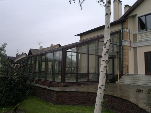Зимний сад, пристроенный к дому, вид со стороны участка