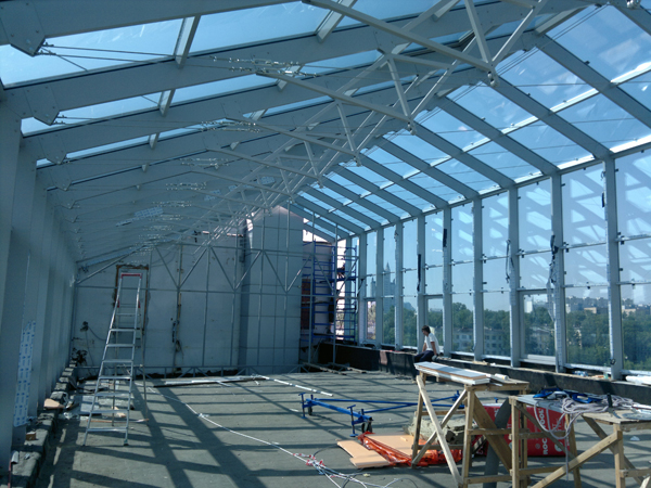 Фитнес-пространство в зимнем саду на крыше офисного здания