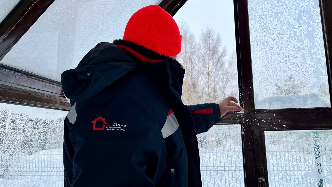 Установка стеклопакетов в алюминиевой теплице при зимнем монтаже