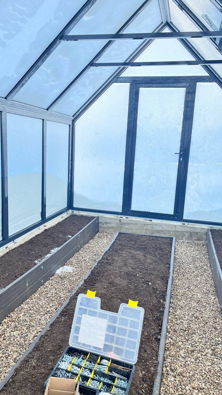 Установка стеклянных теплиц зимой