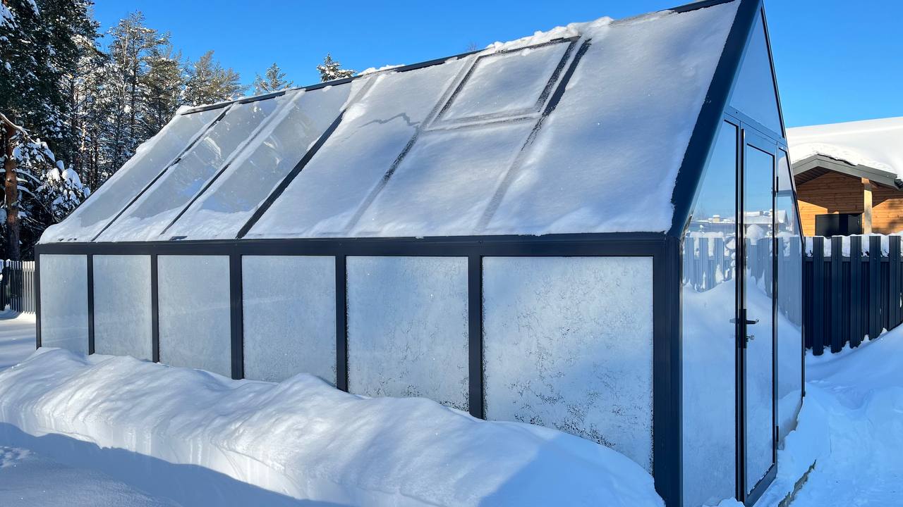 Монтаж стеклянной теплицы для загородного дома в Московской области, Субботино.