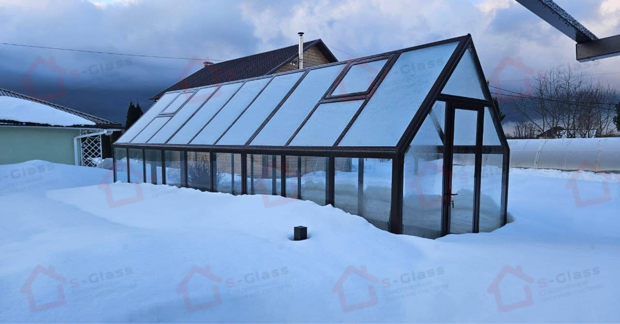 Премиальная английская стеклянная теплица на участке в Калуге