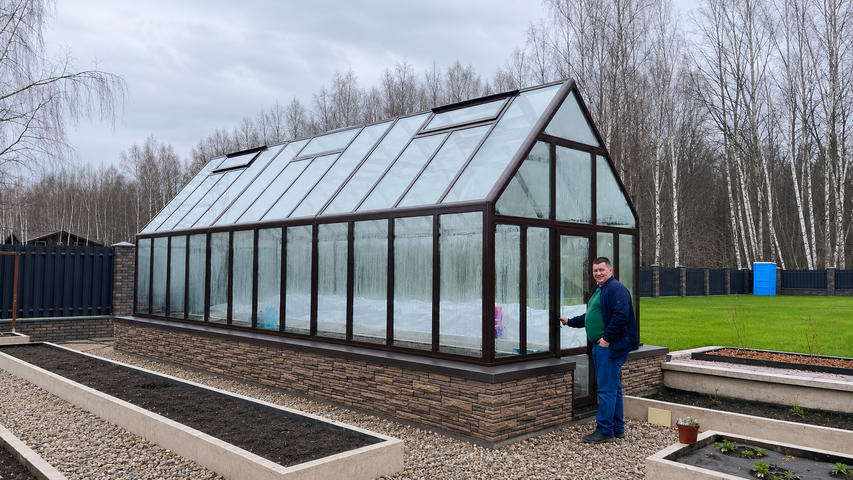 Стеклянная теплица S-Glass с отделкой цоколя декоративным камнем и металлическим отливом в цвет каркаса