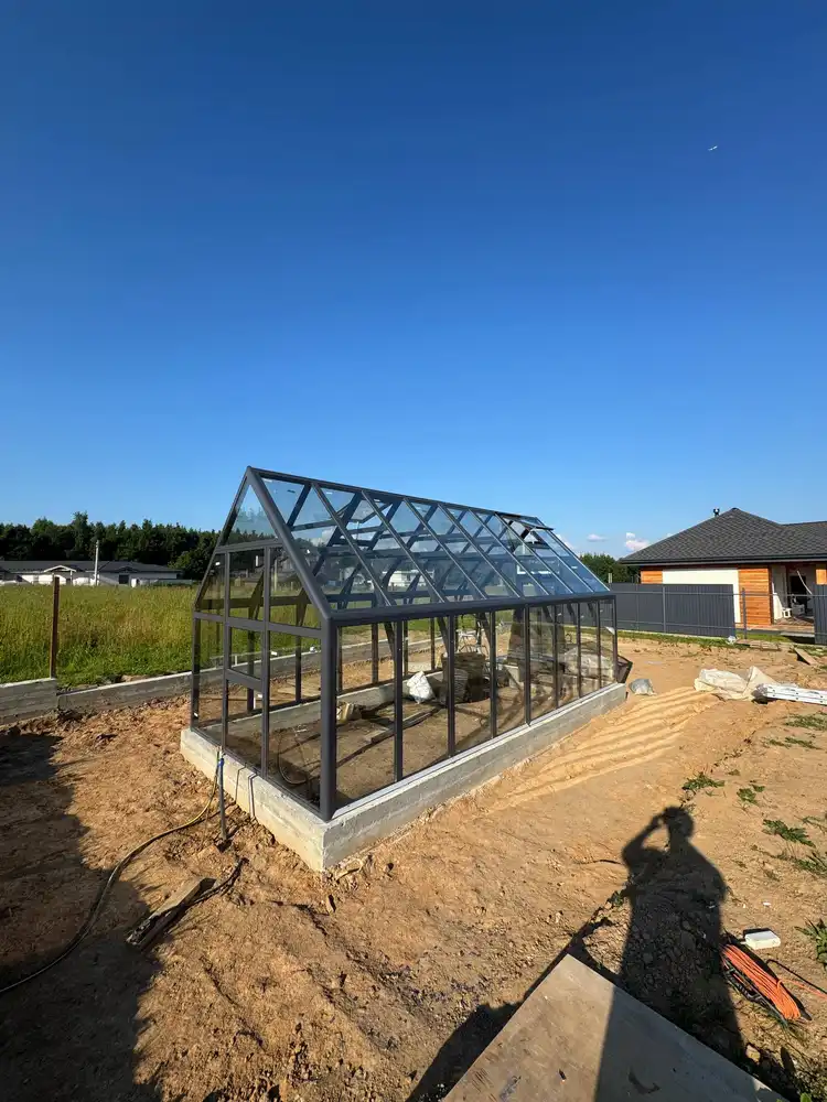 Готовая алюминиевая теплица S-Glass на участке