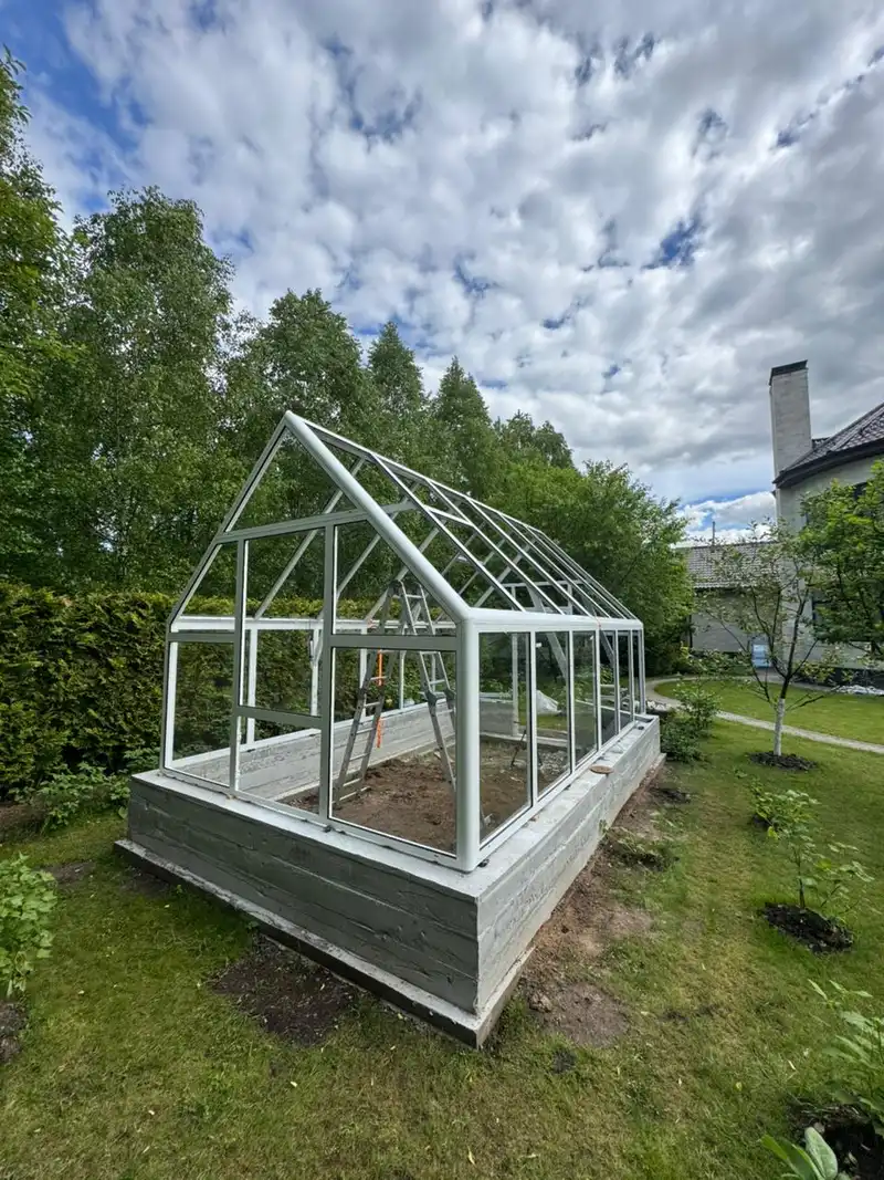 Семья рядом с алюминиевой теплицей S-Glass