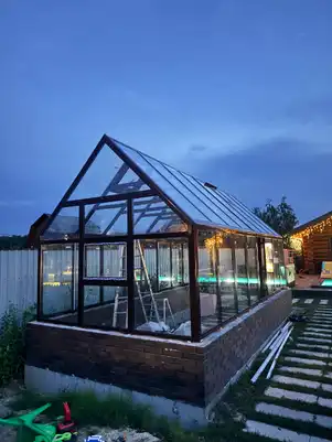 Готовая стеклянная теплица S-Glass на загородном участке